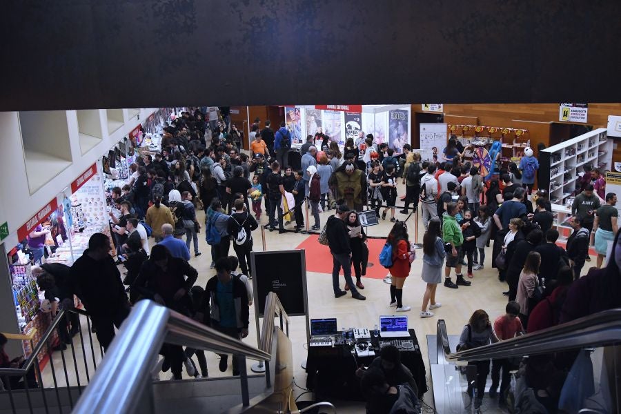 Numeroso público de todas las edades se ha acercado este sábado hasta el Kursaal donde se celebra la tercera edición del Salón del Cómic
