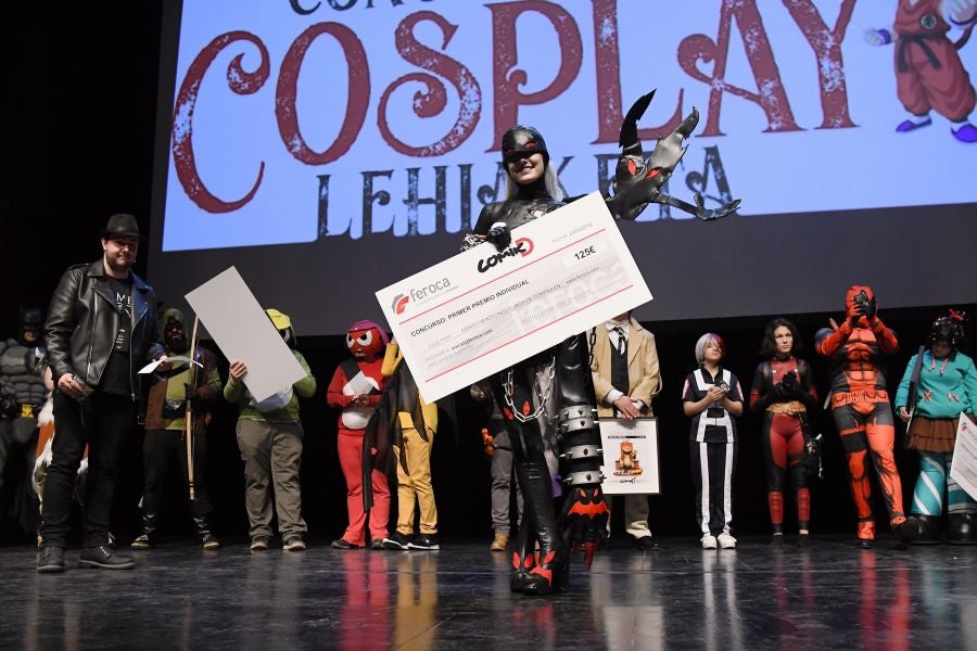 Numeroso público de todas las edades se ha acercado este sábado hasta el Kursaal donde se celebra la tercera edición del Salón del Cómic