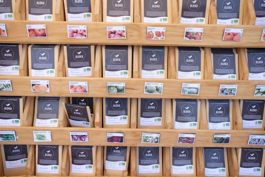 La localidad de Segura ha acogido este domingo su tradicional Feria de Flores y Plantas de Primavera