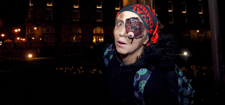 La primera Survival Zombie que se organiza en San Sebastián remató la segunda jornada de ComikD. La ofensiva zombi que se mantuvo hasta bien entrada la madrugada.