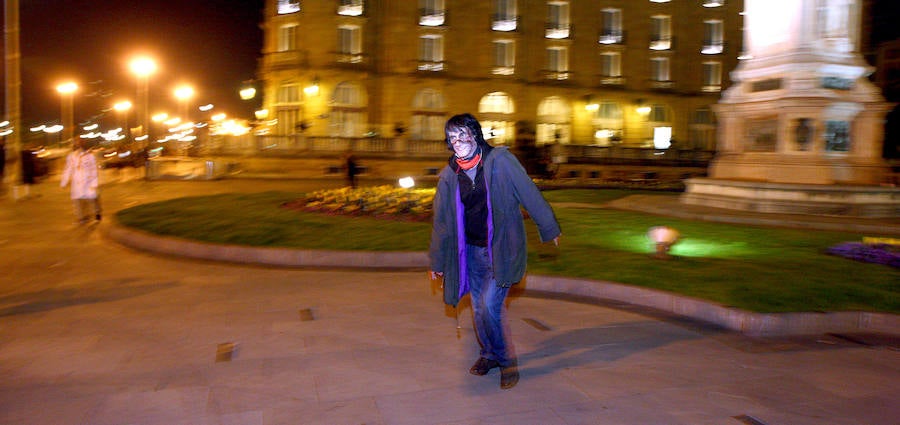 La primera Survival Zombie que se organiza en San Sebastián remató la segunda jornada de ComikD. La ofensiva zombi que se mantuvo hasta bien entrada la madrugada.