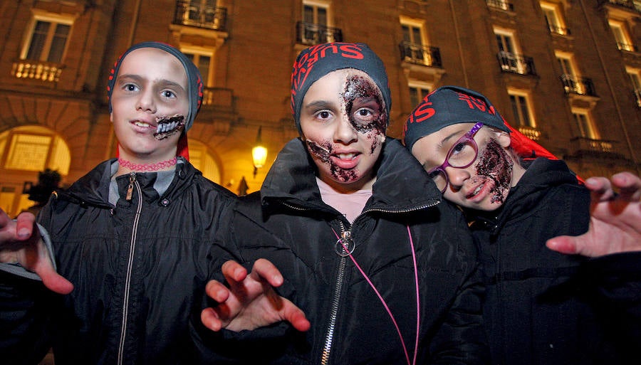 La primera Survival Zombie que se organiza en San Sebastián remató la segunda jornada de ComikD. La ofensiva zombi que se mantuvo hasta bien entrada la madrugada.