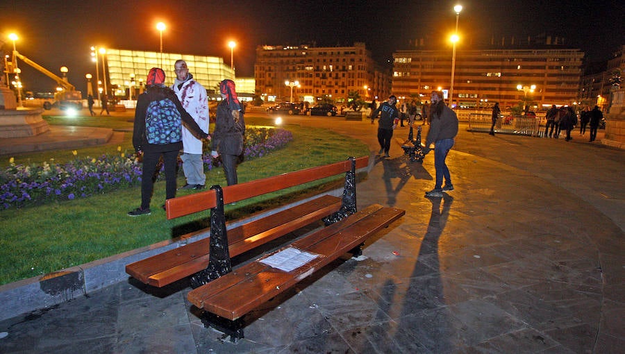 La primera Survival Zombie que se organiza en San Sebastián remató la segunda jornada de ComikD. La ofensiva zombi que se mantuvo hasta bien entrada la madrugada.
