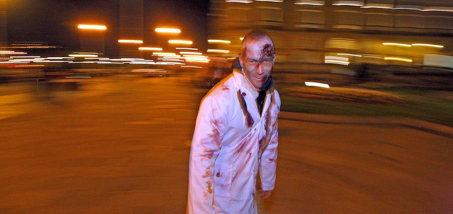 La primera Survival Zombie que se organiza en San Sebastián remató la segunda jornada de ComikD. La ofensiva zombi que se mantuvo hasta bien entrada la madrugada.