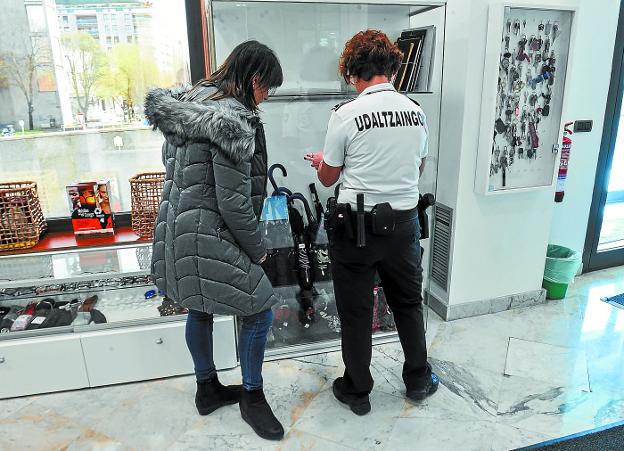 La agente 501 muestra a una mujer los objetos recogidos en las dependencias policiales de Morlans.