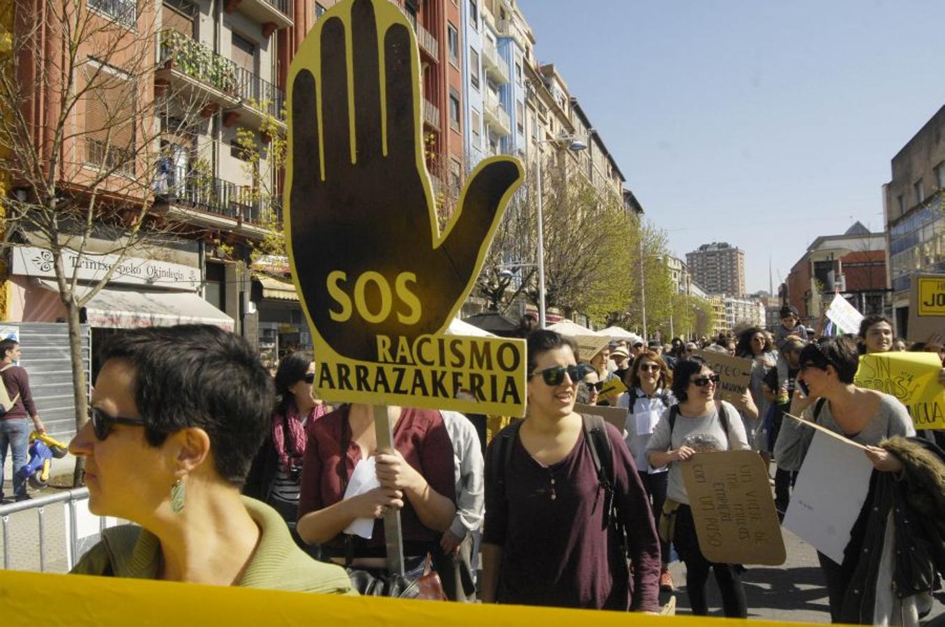 Cientos de personas han participado este domingo en la XXIII Marcha contra el Racismo y la Xenofobia, que un año más ha partido de Trintxerpe al centro de San Sebastián, para advertir del «peligro del ascenso de las extremas derechas» para las políticas migratorias y de asilo.