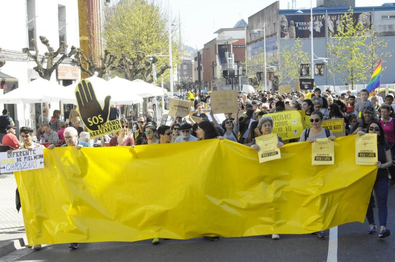 Cientos de personas han participado este domingo en la XXIII Marcha contra el Racismo y la Xenofobia, que un año más ha partido de Trintxerpe al centro de San Sebastián, para advertir del «peligro del ascenso de las extremas derechas» para las políticas migratorias y de asilo.