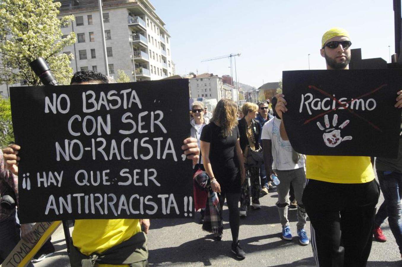 Cientos de personas han participado este domingo en la XXIII Marcha contra el Racismo y la Xenofobia, que un año más ha partido de Trintxerpe al centro de San Sebastián, para advertir del «peligro del ascenso de las extremas derechas» para las políticas migratorias y de asilo.