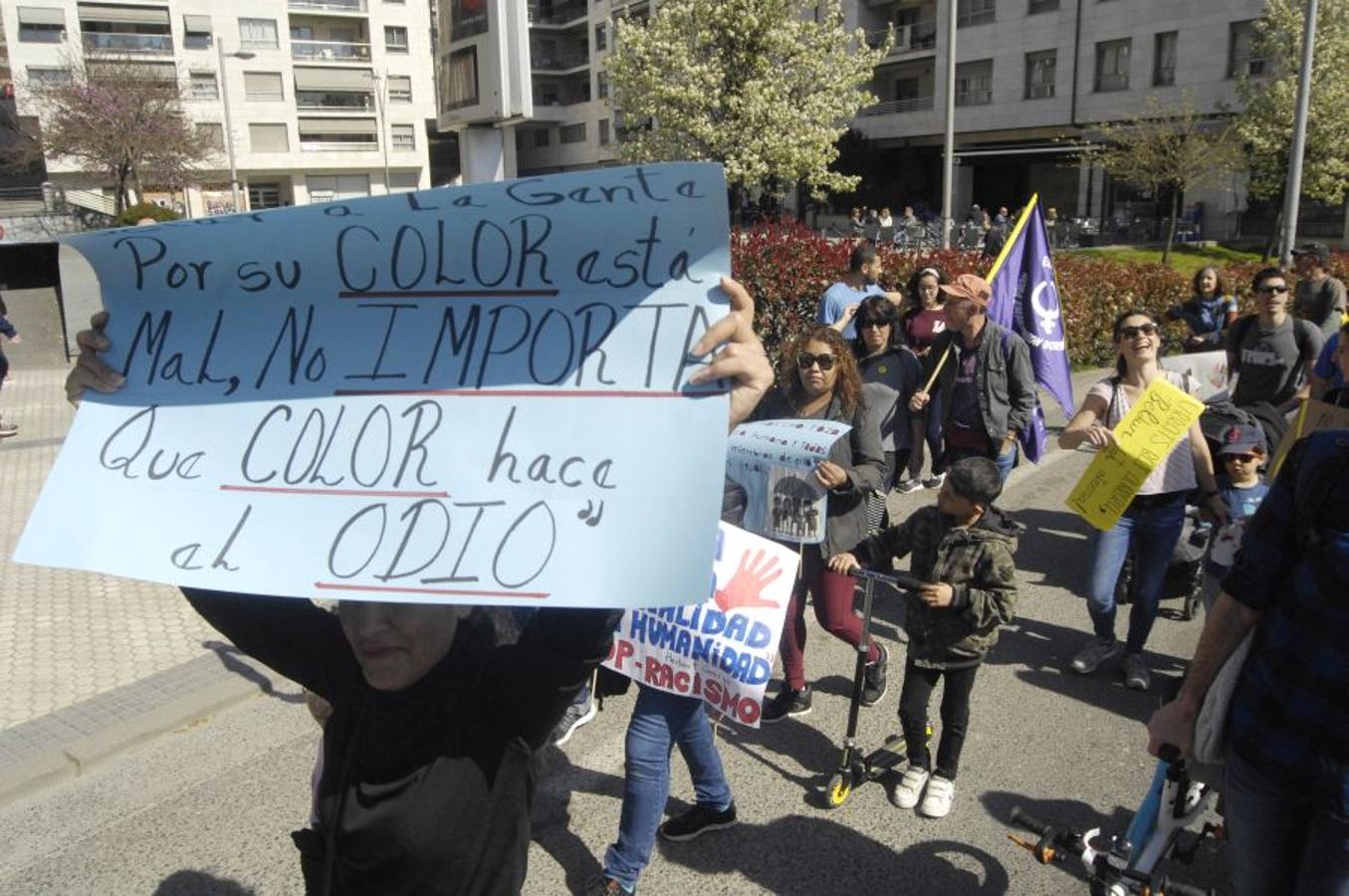 Cientos de personas han participado este domingo en la XXIII Marcha contra el Racismo y la Xenofobia, que un año más ha partido de Trintxerpe al centro de San Sebastián, para advertir del «peligro del ascenso de las extremas derechas» para las políticas migratorias y de asilo.