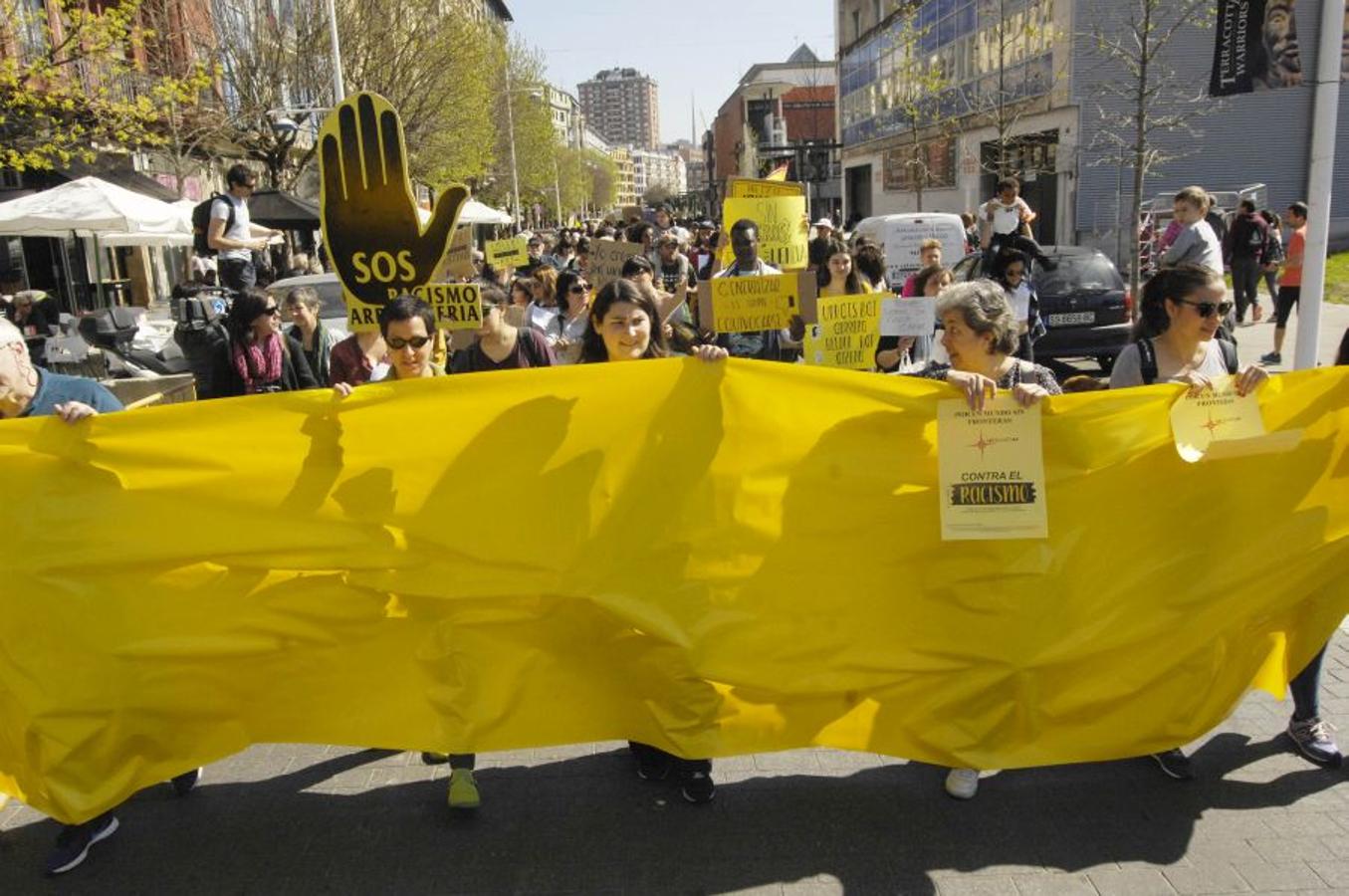 Cientos de personas han participado este domingo en la XXIII Marcha contra el Racismo y la Xenofobia, que un año más ha partido de Trintxerpe al centro de San Sebastián, para advertir del «peligro del ascenso de las extremas derechas» para las políticas migratorias y de asilo.