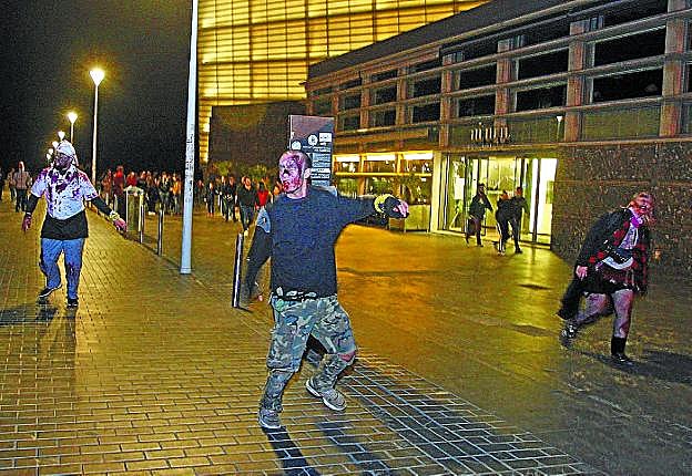 Los zombis salieron a dar caza a los humanos, mientras desde el campamento vigilaban las fuerzas de la Corporación. 