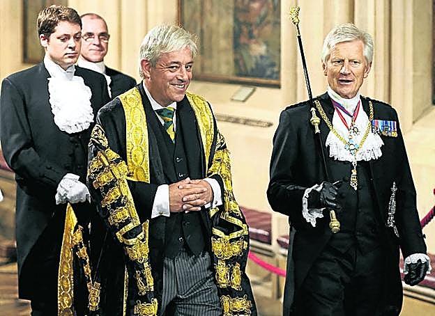 Bercow (izda) se dirige a la Cámara de los Comunes. 