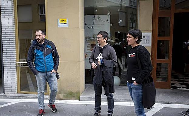 Representantes sindicales antes de la reunión con Kristau Eskola en San Sebastián.