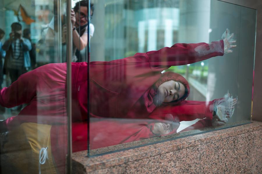 Bailarines hacen de esculturas humanas en la «Exposición multisensorial de parques de juegos urbanos», del artista austriaco Willi Dorner, este martes en Hong Kong. El artista utiliza espacios urbanos para reinterpretar la relación entre los cuerpos y los objetos.