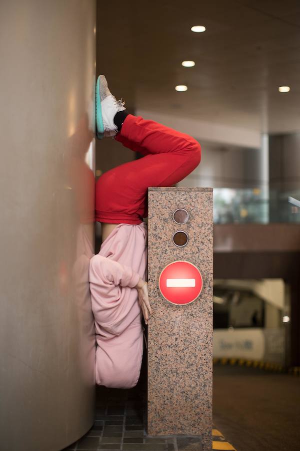 Bailarines hacen de esculturas humanas en la «Exposición multisensorial de parques de juegos urbanos», del artista austriaco Willi Dorner, este martes en Hong Kong. El artista utiliza espacios urbanos para reinterpretar la relación entre los cuerpos y los objetos.