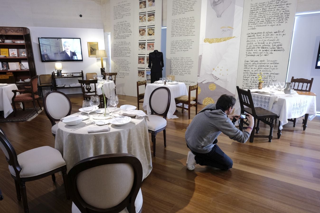 San Telmo y Tabakalera inauguran dos exposiciones que retratan la evolución de la sociedad vasca a través del chef donostiarra y la Nueva Cocina Vasca