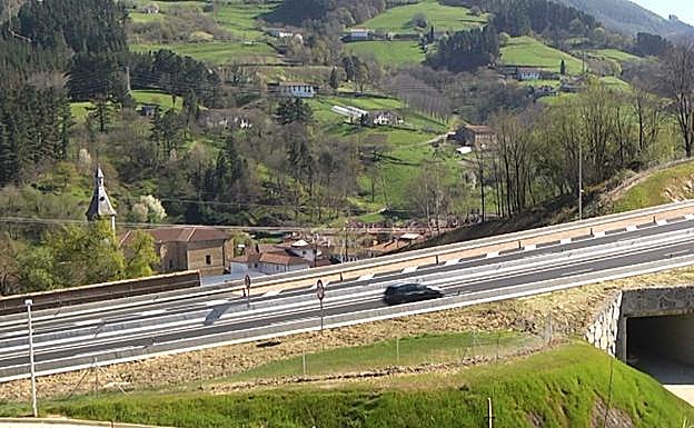 La autovía de Deskarga en su paso por el municipio de Antzuola 