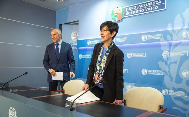 Los consejeros Josu Erkoreka y Estefanía Beltrán de Heredia, tras el Consejo de Gobierno.