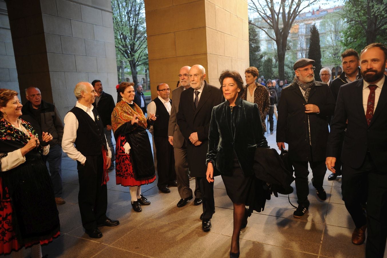 La ministra de Educaciónl, Isabel Celaá, ha hecho entrega este miércoles de la Gran Cruz de la Orden Civil de Alfonso X El Sabio, concedida por el Consejo de Ministros, al escritor Raúl Guerra Garrido. La entrega ha tenido lugar en marco del homenaje tributado por la Diputación Foral de Gipuzkoa al escritor en San Sebastián.