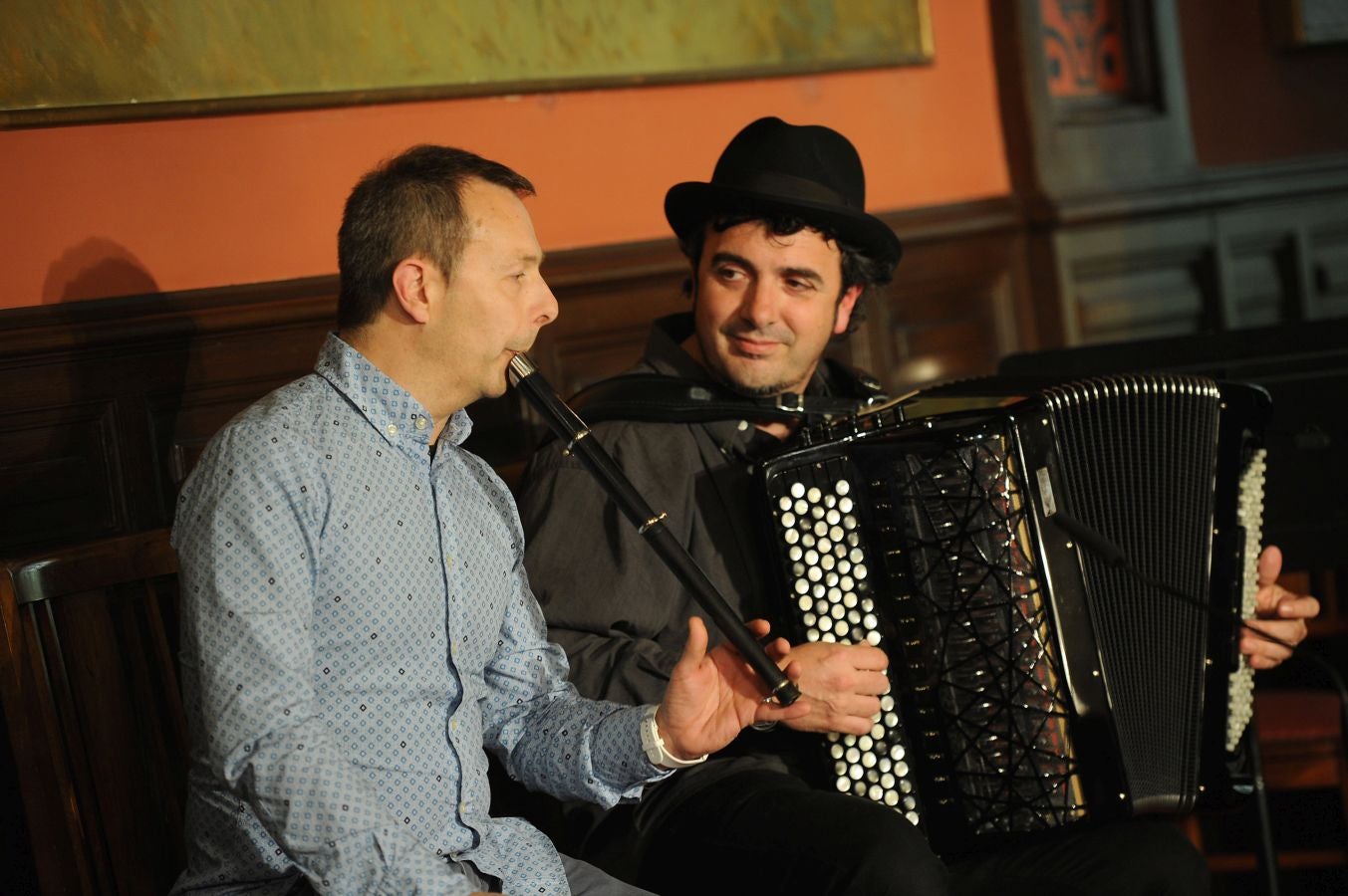 La ministra de Educaciónl, Isabel Celaá, ha hecho entrega este miércoles de la Gran Cruz de la Orden Civil de Alfonso X El Sabio, concedida por el Consejo de Ministros, al escritor Raúl Guerra Garrido. La entrega ha tenido lugar en marco del homenaje tributado por la Diputación Foral de Gipuzkoa al escritor en San Sebastián.
