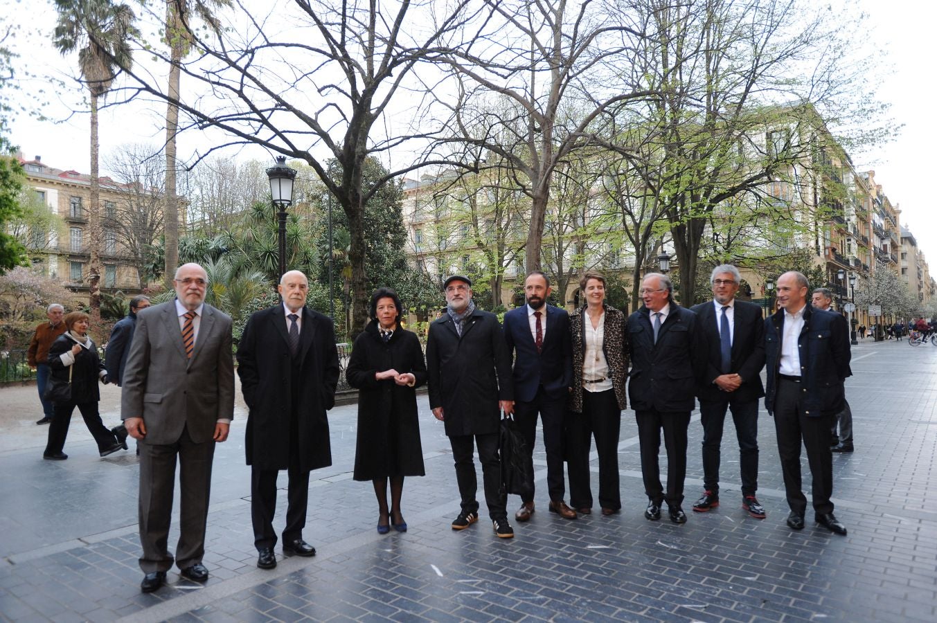 La ministra de Educaciónl, Isabel Celaá, ha hecho entrega este miércoles de la Gran Cruz de la Orden Civil de Alfonso X El Sabio, concedida por el Consejo de Ministros, al escritor Raúl Guerra Garrido. La entrega ha tenido lugar en marco del homenaje tributado por la Diputación Foral de Gipuzkoa al escritor en San Sebastián.