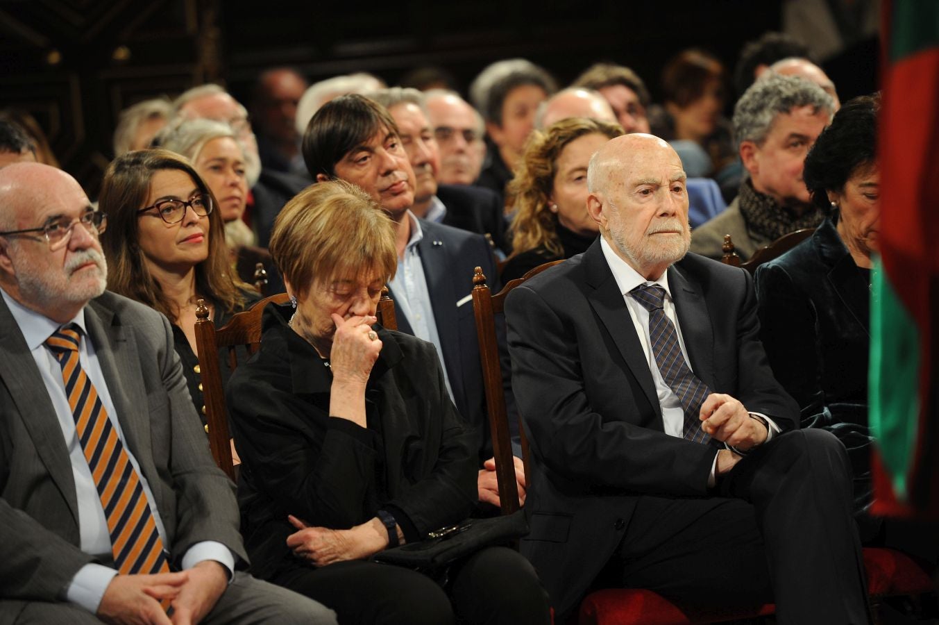 La ministra de Educaciónl, Isabel Celaá, ha hecho entrega este miércoles de la Gran Cruz de la Orden Civil de Alfonso X El Sabio, concedida por el Consejo de Ministros, al escritor Raúl Guerra Garrido. La entrega ha tenido lugar en marco del homenaje tributado por la Diputación Foral de Gipuzkoa al escritor en San Sebastián.