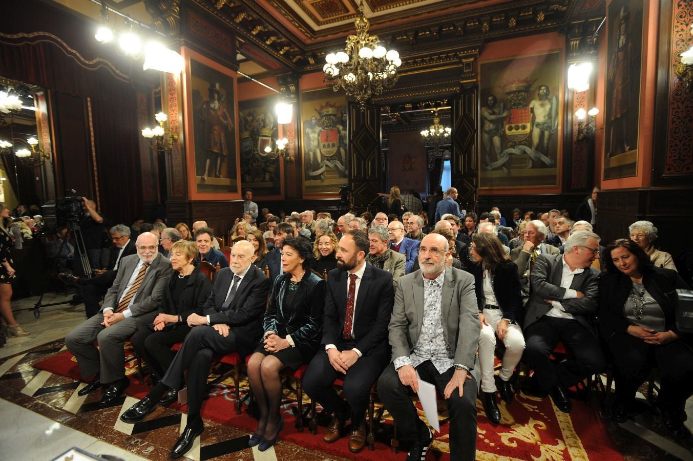 La ministra de Educaciónl, Isabel Celaá, ha hecho entrega este miércoles de la Gran Cruz de la Orden Civil de Alfonso X El Sabio, concedida por el Consejo de Ministros, al escritor Raúl Guerra Garrido. La entrega ha tenido lugar en marco del homenaje tributado por la Diputación Foral de Gipuzkoa al escritor en San Sebastián.