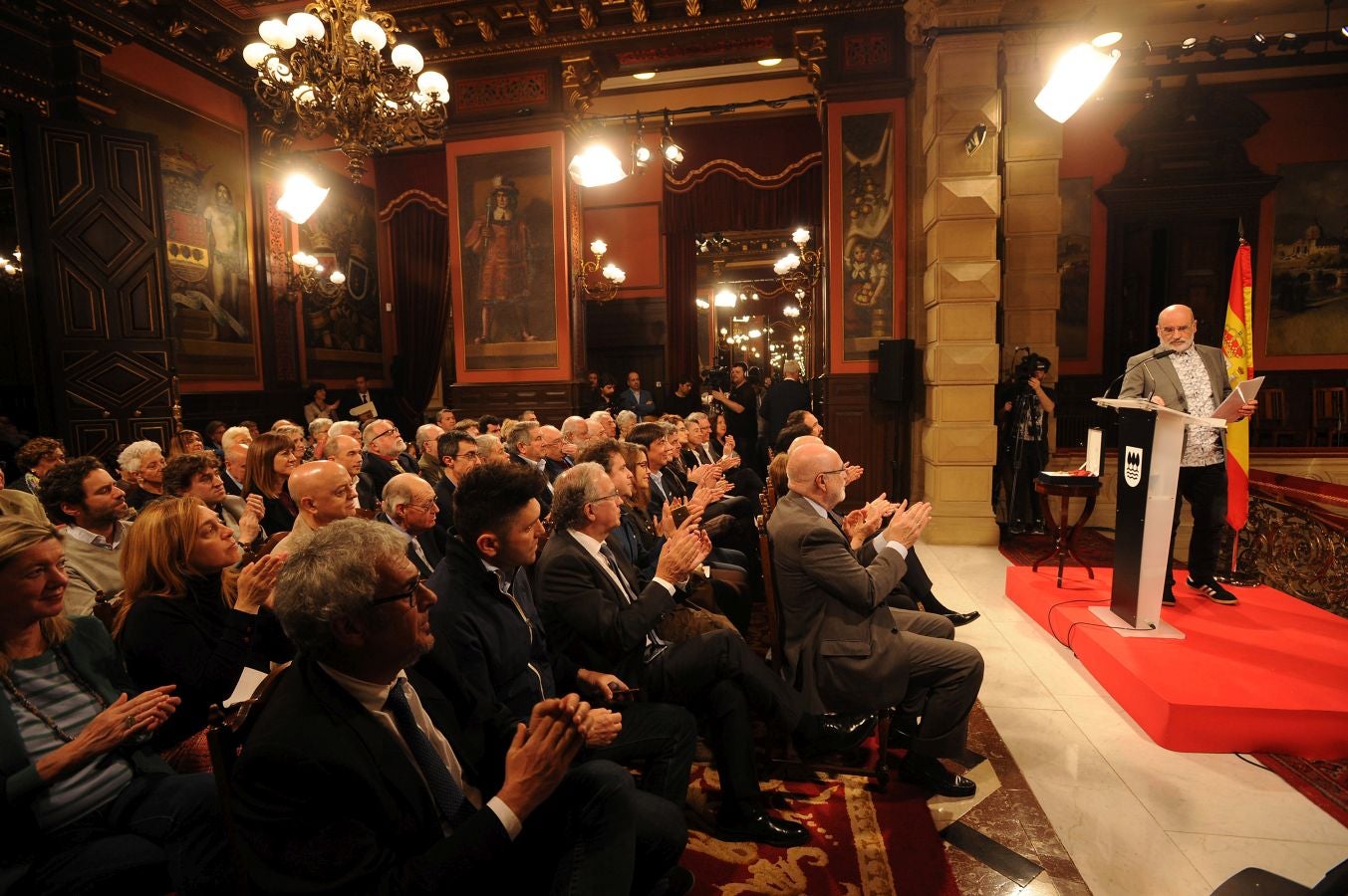 La ministra de Educaciónl, Isabel Celaá, ha hecho entrega este miércoles de la Gran Cruz de la Orden Civil de Alfonso X El Sabio, concedida por el Consejo de Ministros, al escritor Raúl Guerra Garrido. La entrega ha tenido lugar en marco del homenaje tributado por la Diputación Foral de Gipuzkoa al escritor en San Sebastián.