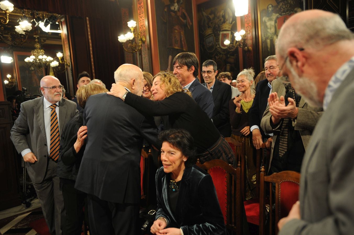 La ministra de Educaciónl, Isabel Celaá, ha hecho entrega este miércoles de la Gran Cruz de la Orden Civil de Alfonso X El Sabio, concedida por el Consejo de Ministros, al escritor Raúl Guerra Garrido. La entrega ha tenido lugar en marco del homenaje tributado por la Diputación Foral de Gipuzkoa al escritor en San Sebastián.