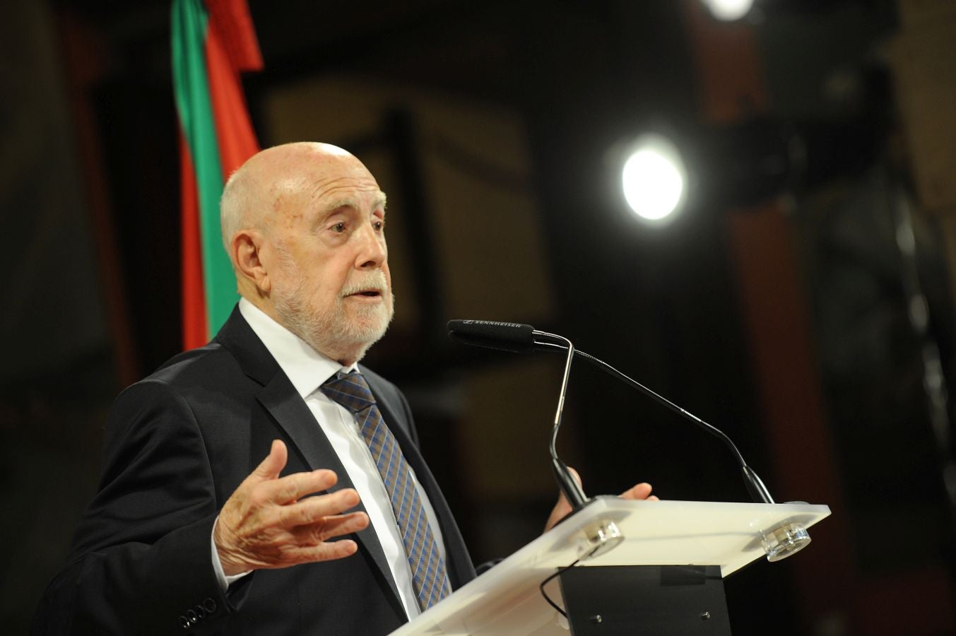 La ministra de Educaciónl, Isabel Celaá, ha hecho entrega este miércoles de la Gran Cruz de la Orden Civil de Alfonso X El Sabio, concedida por el Consejo de Ministros, al escritor Raúl Guerra Garrido. La entrega ha tenido lugar en marco del homenaje tributado por la Diputación Foral de Gipuzkoa al escritor en San Sebastián.