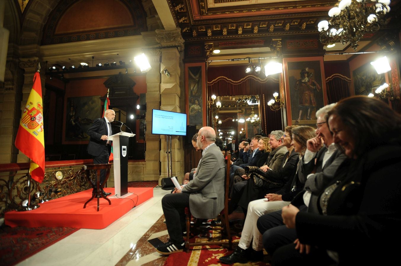 La ministra de Educaciónl, Isabel Celaá, ha hecho entrega este miércoles de la Gran Cruz de la Orden Civil de Alfonso X El Sabio, concedida por el Consejo de Ministros, al escritor Raúl Guerra Garrido. La entrega ha tenido lugar en marco del homenaje tributado por la Diputación Foral de Gipuzkoa al escritor en San Sebastián.