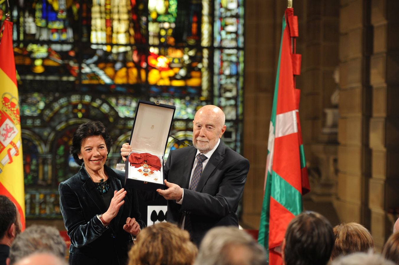 La ministra de Educaciónl, Isabel Celaá, ha hecho entrega este miércoles de la Gran Cruz de la Orden Civil de Alfonso X El Sabio, concedida por el Consejo de Ministros, al escritor Raúl Guerra Garrido. La entrega ha tenido lugar en marco del homenaje tributado por la Diputación Foral de Gipuzkoa al escritor en San Sebastián.