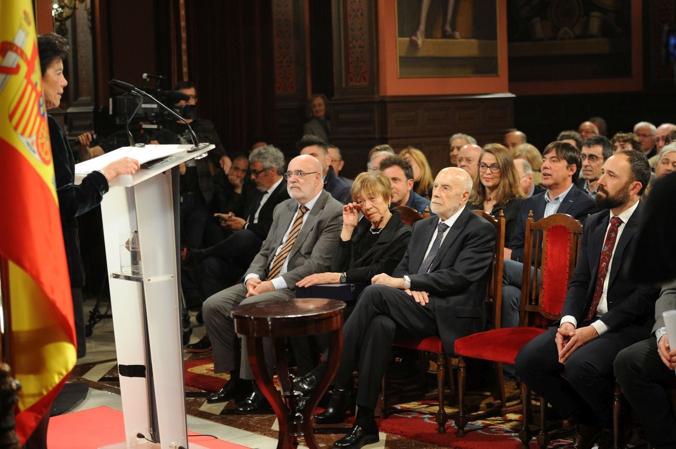 La ministra de Educaciónl, Isabel Celaá, ha hecho entrega este miércoles de la Gran Cruz de la Orden Civil de Alfonso X El Sabio, concedida por el Consejo de Ministros, al escritor Raúl Guerra Garrido. La entrega ha tenido lugar en marco del homenaje tributado por la Diputación Foral de Gipuzkoa al escritor en San Sebastián.