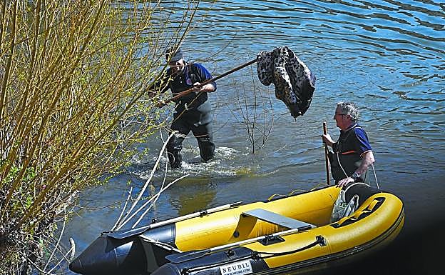 Objetos de lo más diversos, como este abrigo, fueron retirados ayer por los voluntarios que participaron en la limpieza del río.