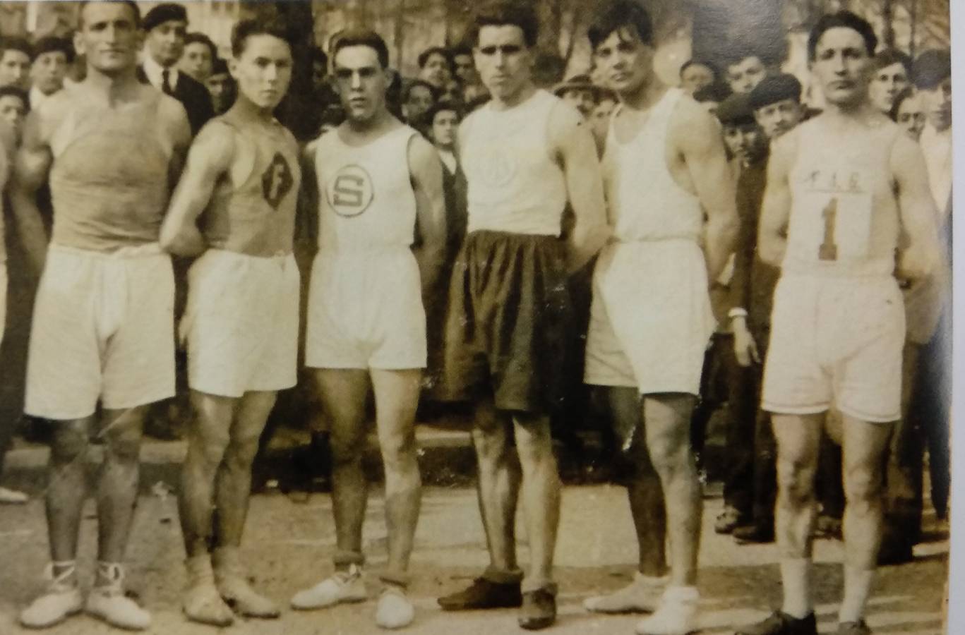 El 30 de marzo del año 1919, la Behobia-San Sebastián se disputó por primera vez. Desde entonces, la carrera ha tenido 54 ediciones en tres etapas diferentes.