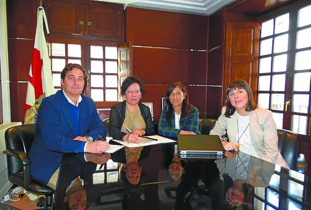 Convenio. Rafael Idigoras, Elena Lete, Itziar Elgarresta y Letizia Álvarez en la firma del acuerdo. 