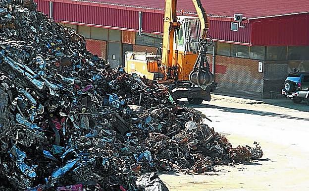 Chatarra descargada en uno de los muelles de Pasaia. 