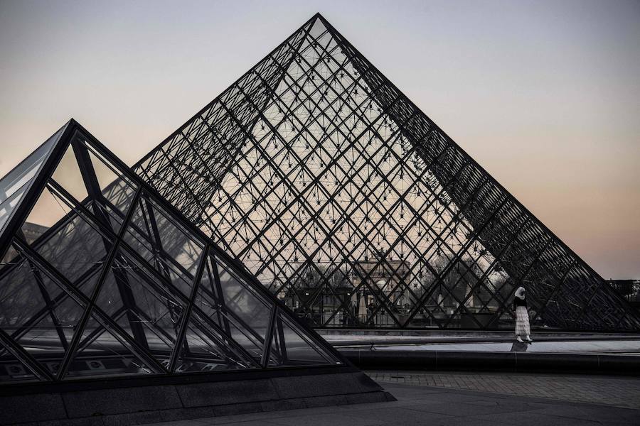 n los cristales de la pirámide del Museo del Louvre, que este viernes ha cumplido 30 años convertida en un emblema más de la ciudad, ya no quedan cicatrices de la controversia que provocó su diseño vanguardista en medio de un palacio neoclásico.