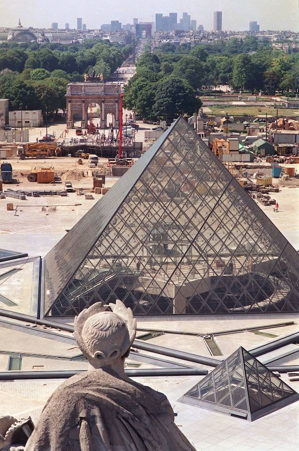 n los cristales de la pirámide del Museo del Louvre, que este viernes ha cumplido 30 años convertida en un emblema más de la ciudad, ya no quedan cicatrices de la controversia que provocó su diseño vanguardista en medio de un palacio neoclásico.