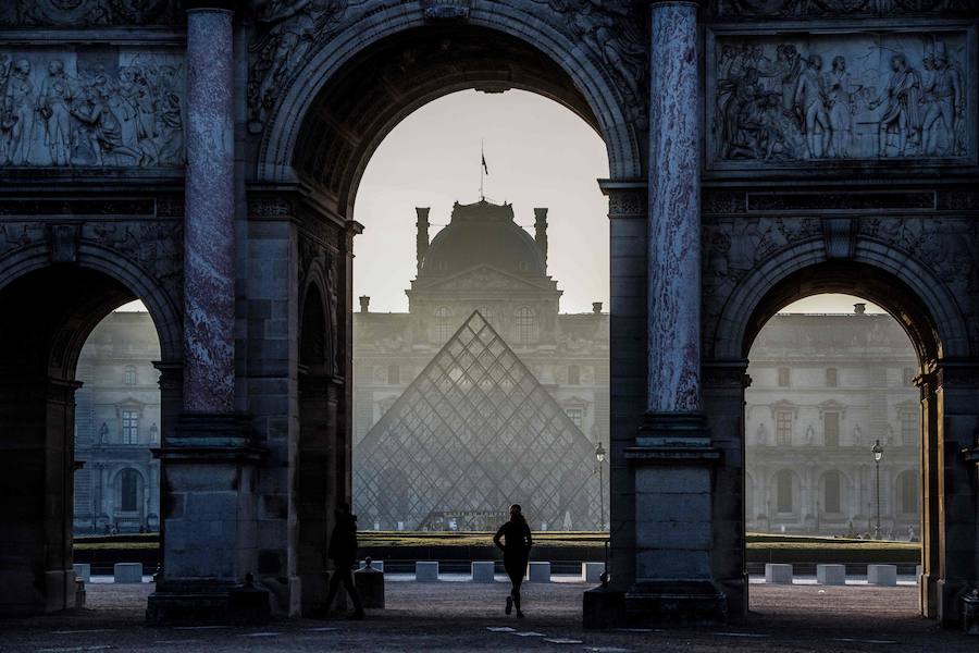 n los cristales de la pirámide del Museo del Louvre, que este viernes ha cumplido 30 años convertida en un emblema más de la ciudad, ya no quedan cicatrices de la controversia que provocó su diseño vanguardista en medio de un palacio neoclásico.