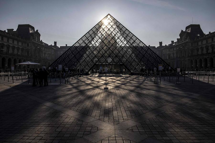 n los cristales de la pirámide del Museo del Louvre, que este viernes ha cumplido 30 años convertida en un emblema más de la ciudad, ya no quedan cicatrices de la controversia que provocó su diseño vanguardista en medio de un palacio neoclásico.