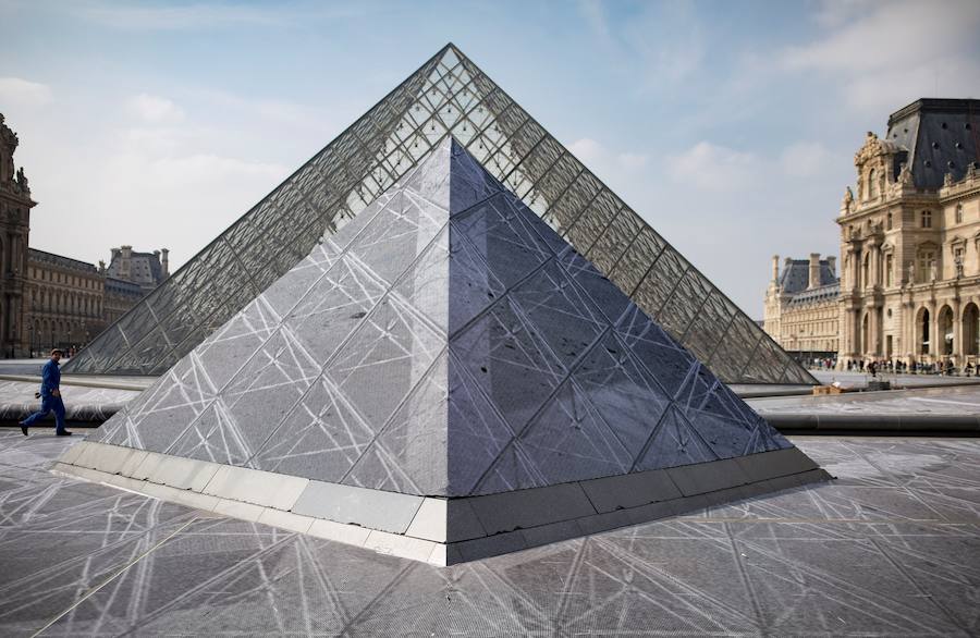 n los cristales de la pirámide del Museo del Louvre, que este viernes ha cumplido 30 años convertida en un emblema más de la ciudad, ya no quedan cicatrices de la controversia que provocó su diseño vanguardista en medio de un palacio neoclásico.