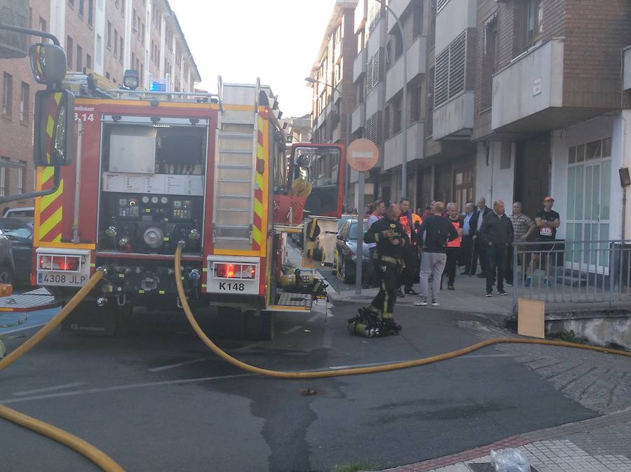 Imagen secundaria 1 - Un incendio en un garaje retrasa una hora la salida de la media maratón de Azkoitia-Azpeitia