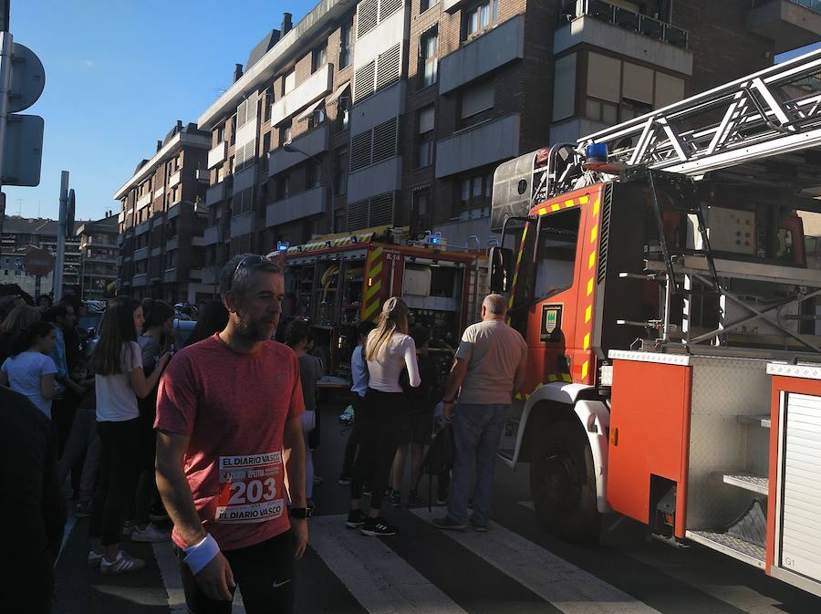 Imagen principal - Un incendio en un garaje retrasa una hora la salida de la media maratón de Azkoitia-Azpeitia