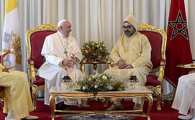 El Papa y el rey marroquí Mohammed VI llegan al Palacio Presidencial en la capital Rabat.