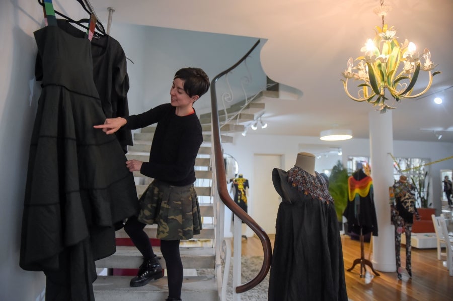 La colombiana Roxana Panchi Gutiérrez, una joven transexual indígena de 24 años, se reúne con sus dos amigas de toda la vida, en el pueblo indígena Cristiania, departamento de Antioquia, para crear accesorios con cuentas. Las mismas cuentas que iluminan las últimas creaciones de la diseñadora colombiana Laura Laurens, cuyos diseños viajan desde Bogotá a Londres, París y Nueva York.