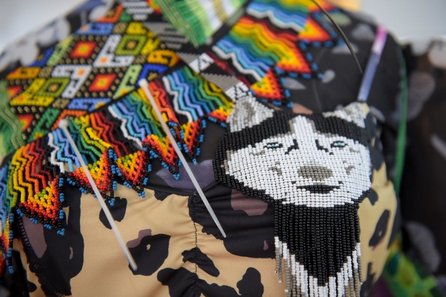 La colombiana Roxana Panchi Gutiérrez, una joven transexual indígena de 24 años, se reúne con sus dos amigas de toda la vida, en el pueblo indígena Cristiania, departamento de Antioquia, para crear accesorios con cuentas. Las mismas cuentas que iluminan las últimas creaciones de la diseñadora colombiana Laura Laurens, cuyos diseños viajan desde Bogotá a Londres, París y Nueva York.