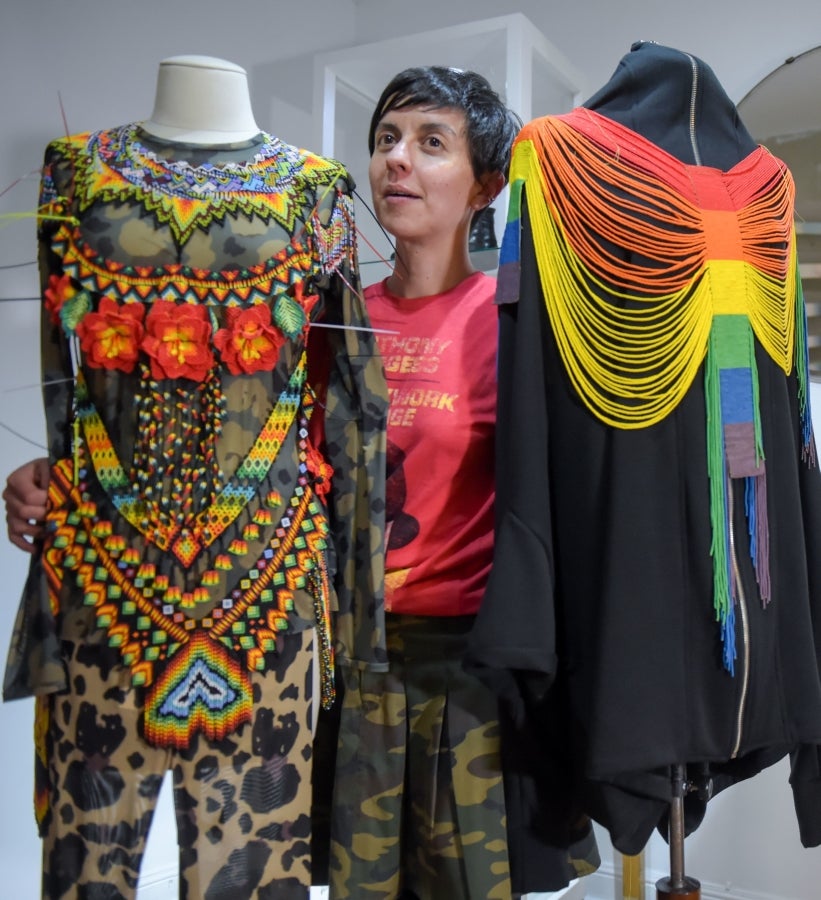 La colombiana Roxana Panchi Gutiérrez, una joven transexual indígena de 24 años, se reúne con sus dos amigas de toda la vida, en el pueblo indígena Cristiania, departamento de Antioquia, para crear accesorios con cuentas. Las mismas cuentas que iluminan las últimas creaciones de la diseñadora colombiana Laura Laurens, cuyos diseños viajan desde Bogotá a Londres, París y Nueva York.