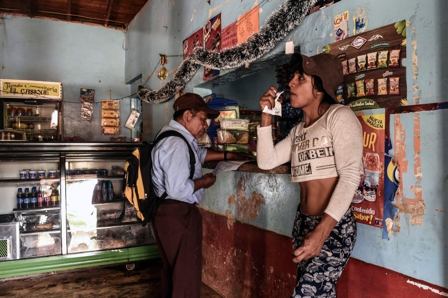 La colombiana Roxana Panchi Gutiérrez, una joven transexual indígena de 24 años, se reúne con sus dos amigas de toda la vida, en el pueblo indígena Cristiania, departamento de Antioquia, para crear accesorios con cuentas. Las mismas cuentas que iluminan las últimas creaciones de la diseñadora colombiana Laura Laurens, cuyos diseños viajan desde Bogotá a Londres, París y Nueva York.