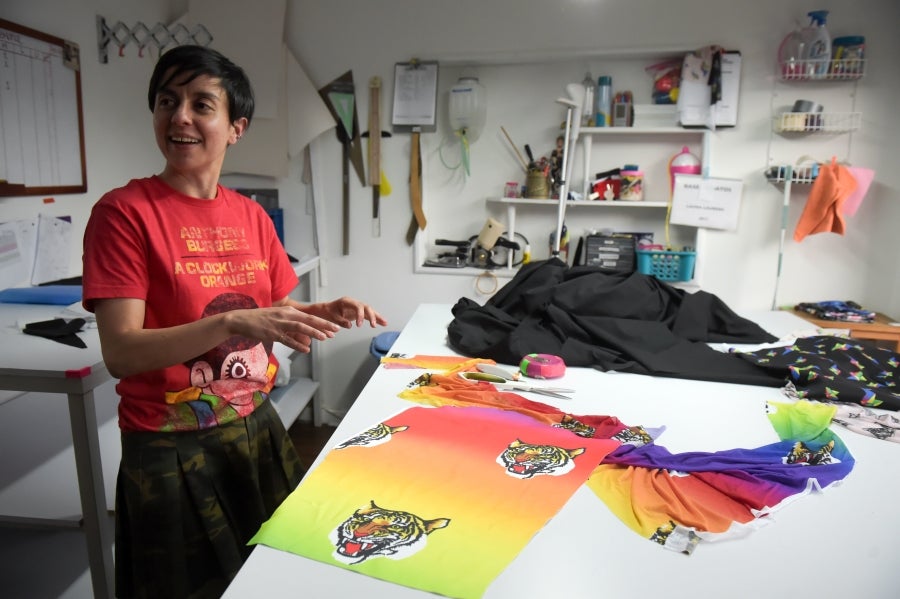 La colombiana Roxana Panchi Gutiérrez, una joven transexual indígena de 24 años, se reúne con sus dos amigas de toda la vida, en el pueblo indígena Cristiania, departamento de Antioquia, para crear accesorios con cuentas. Las mismas cuentas que iluminan las últimas creaciones de la diseñadora colombiana Laura Laurens, cuyos diseños viajan desde Bogotá a Londres, París y Nueva York.